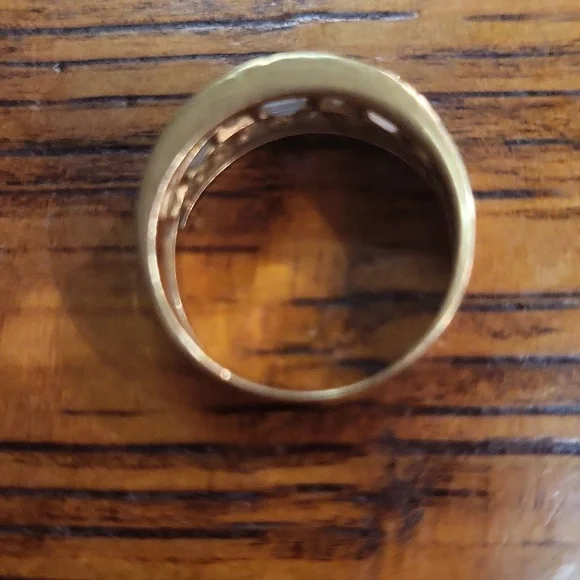 Elegant 1 Carat E F VS 1DiamondRing in 18KT Gold.Excellent quality